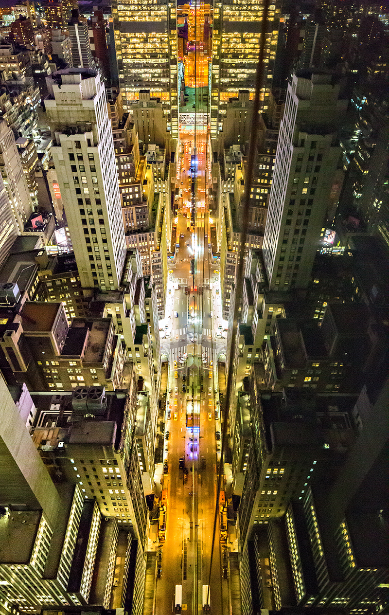 Illustration for article titled Stunning photos of windows transform New York City into a starship